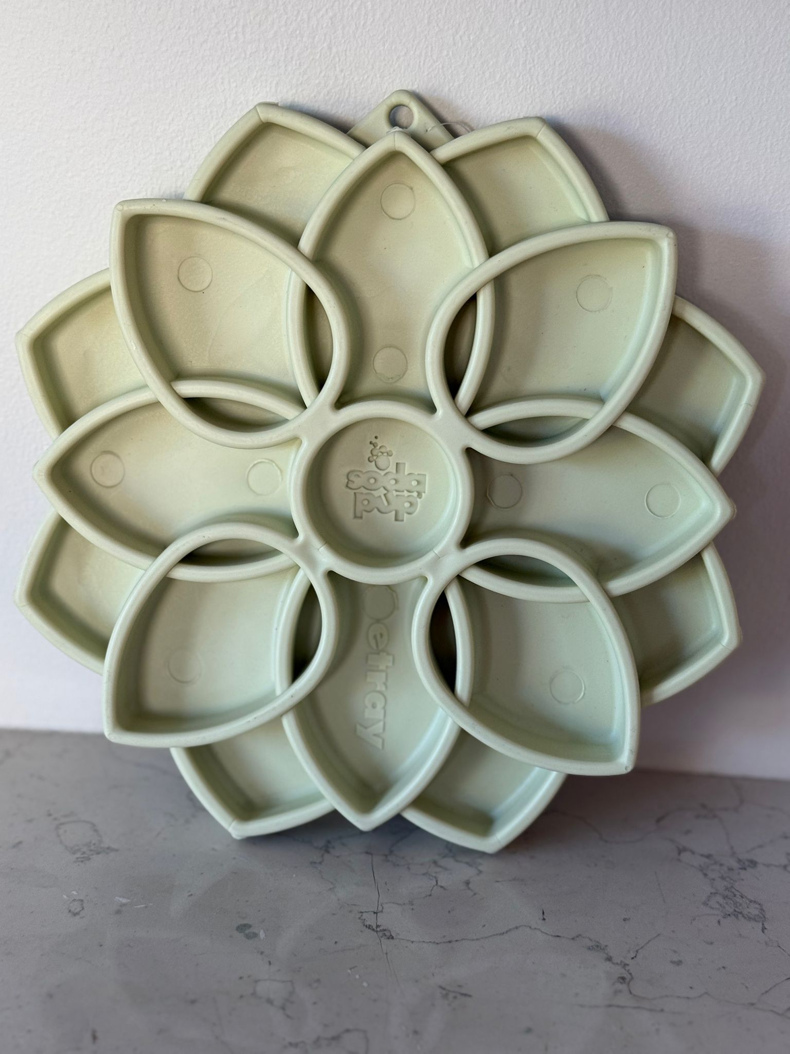 De product foto voor Sodapup Mandala Softie Etray - Light Green