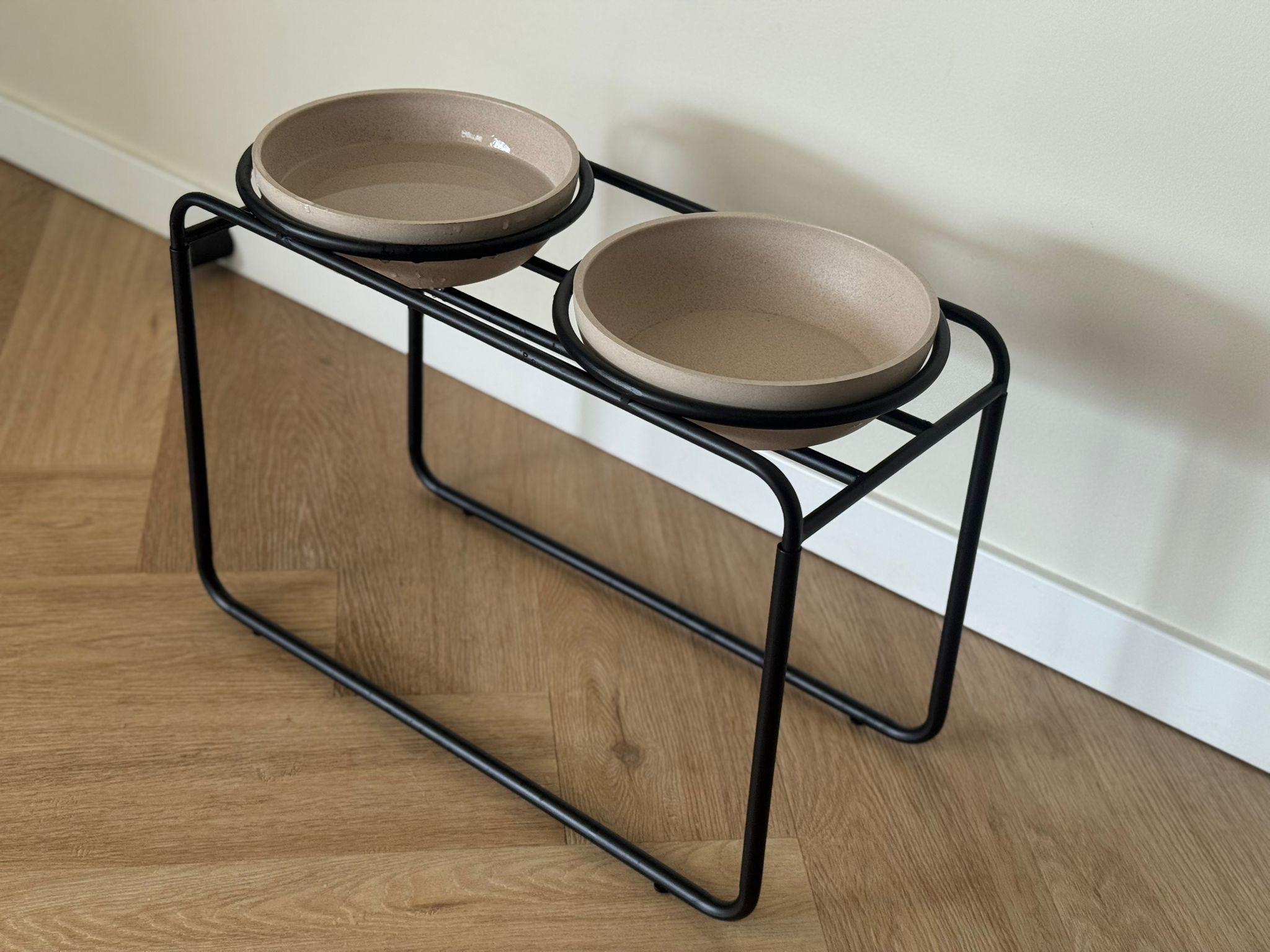 De eerste product foto voor het gerelateerde product District 70 Voerbak standaard BUTLER