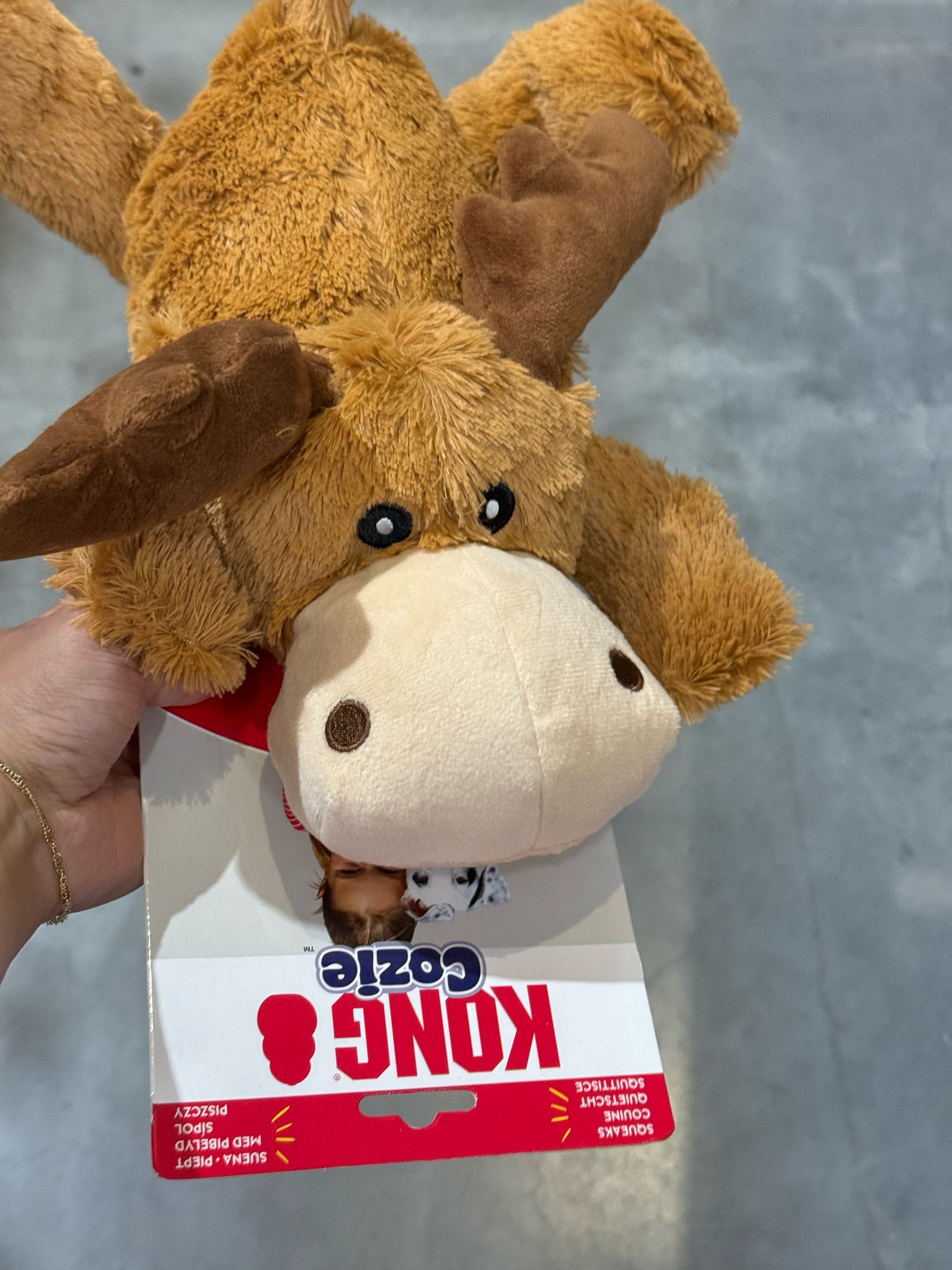 De derde product foto voor Kong Cozie Mavin Eland XL