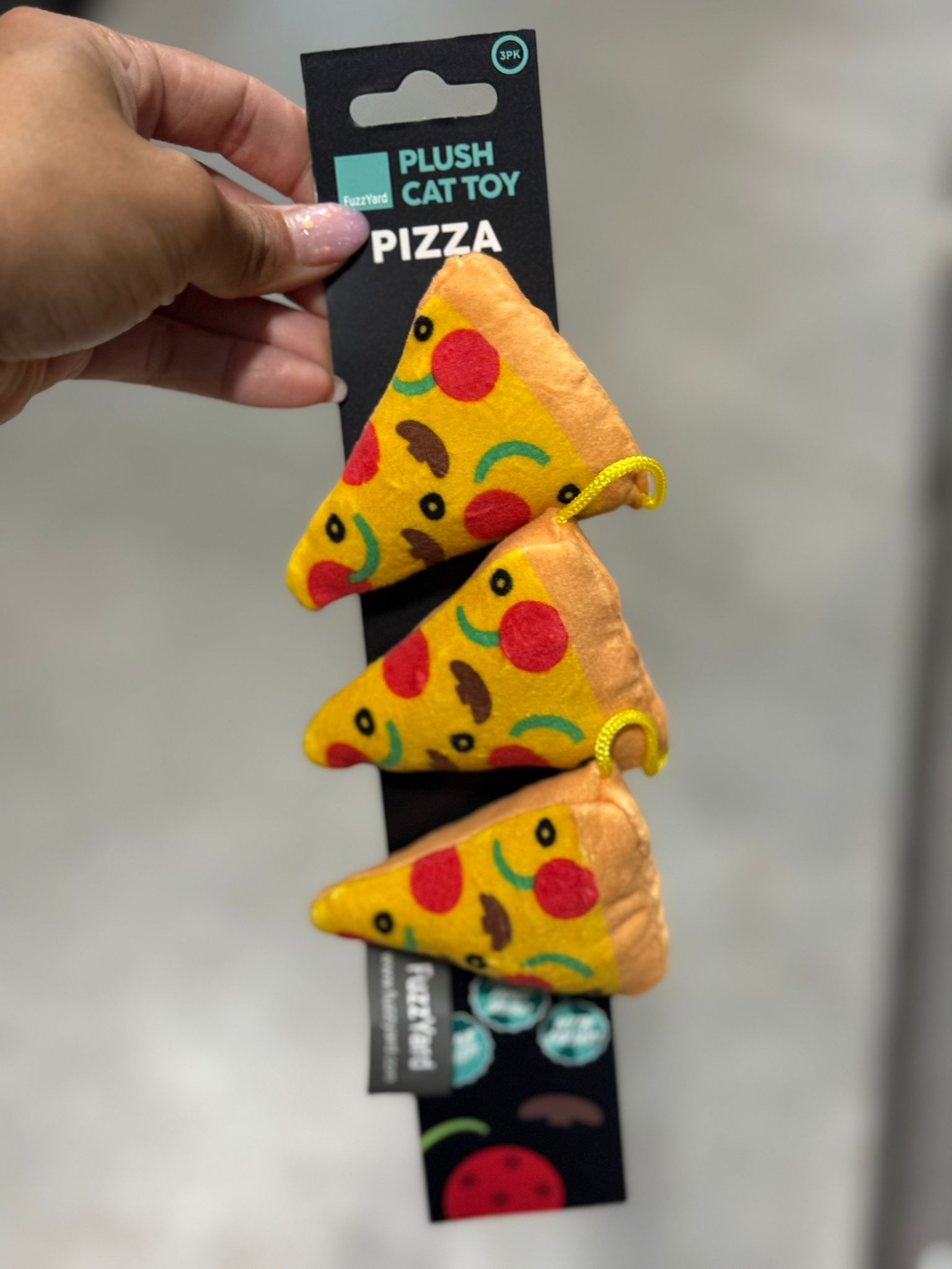 De product foto voor FuzzYard 3 Pizzastukken Aan Touw Met Catnip Pluche