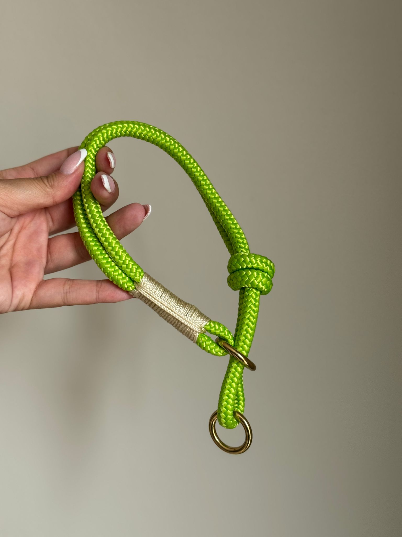 De product foto voor Groen/ creme Paracord halsband