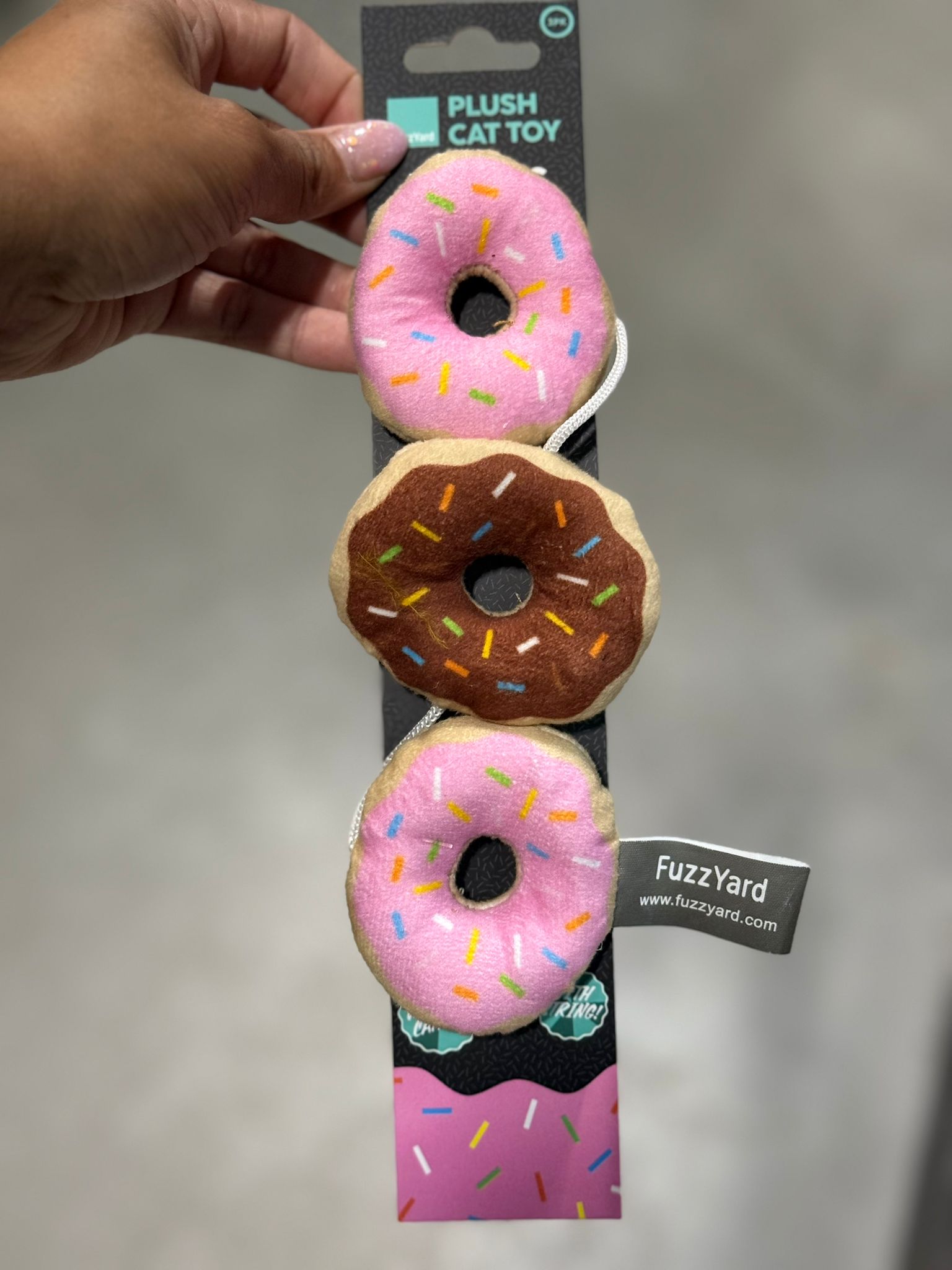 De product foto voor FuzzYard 3 Donuts Aan Touw Met Catnip Pluche