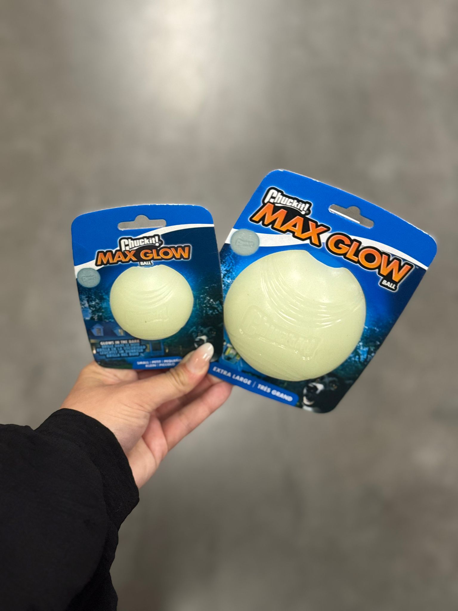 De derde product foto voor Chuckit Max Glow Bal Glow In The Dark
