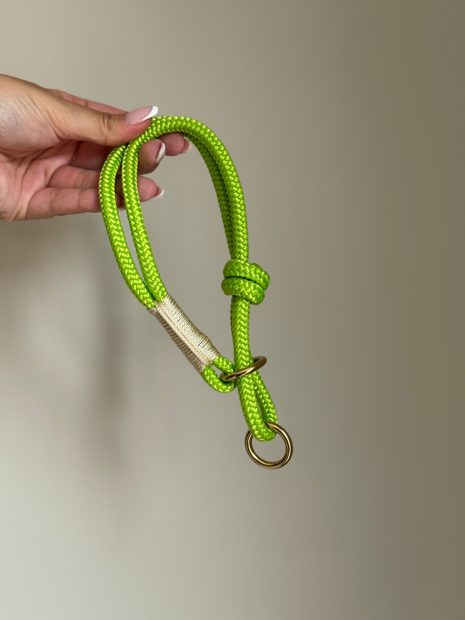 De tweede product foto voor Groen/ creme Paracord halsband