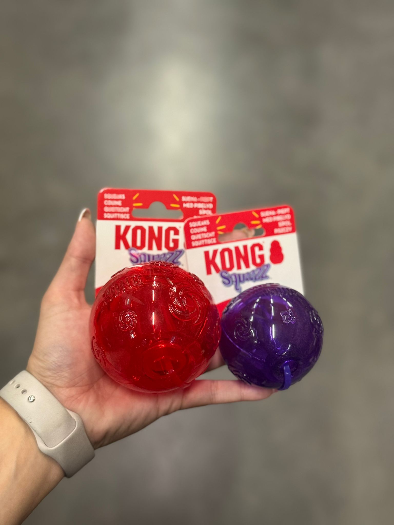 De product foto voor Kong Squeezz bal
