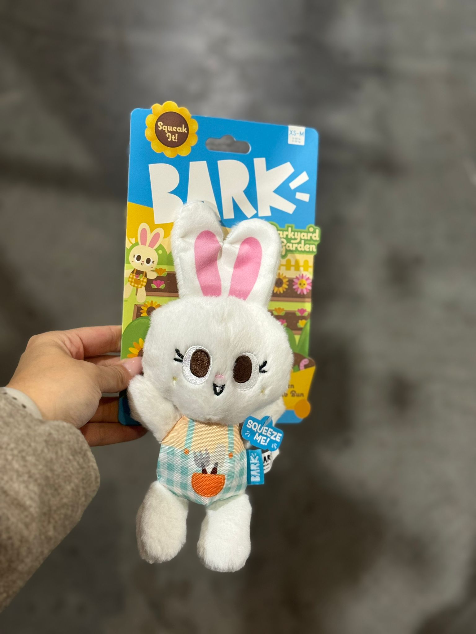De product foto voor BARK pluche konijn met schort