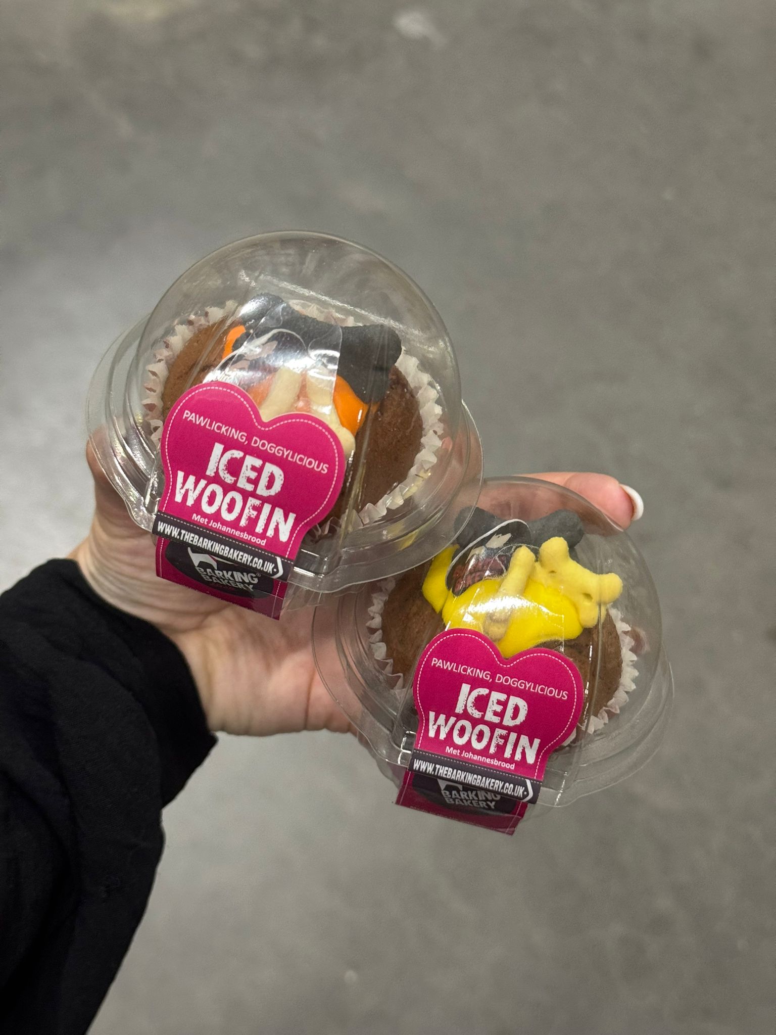 De product foto voor The Barking Bakery Carob Woofin Met Blauw Glazuur