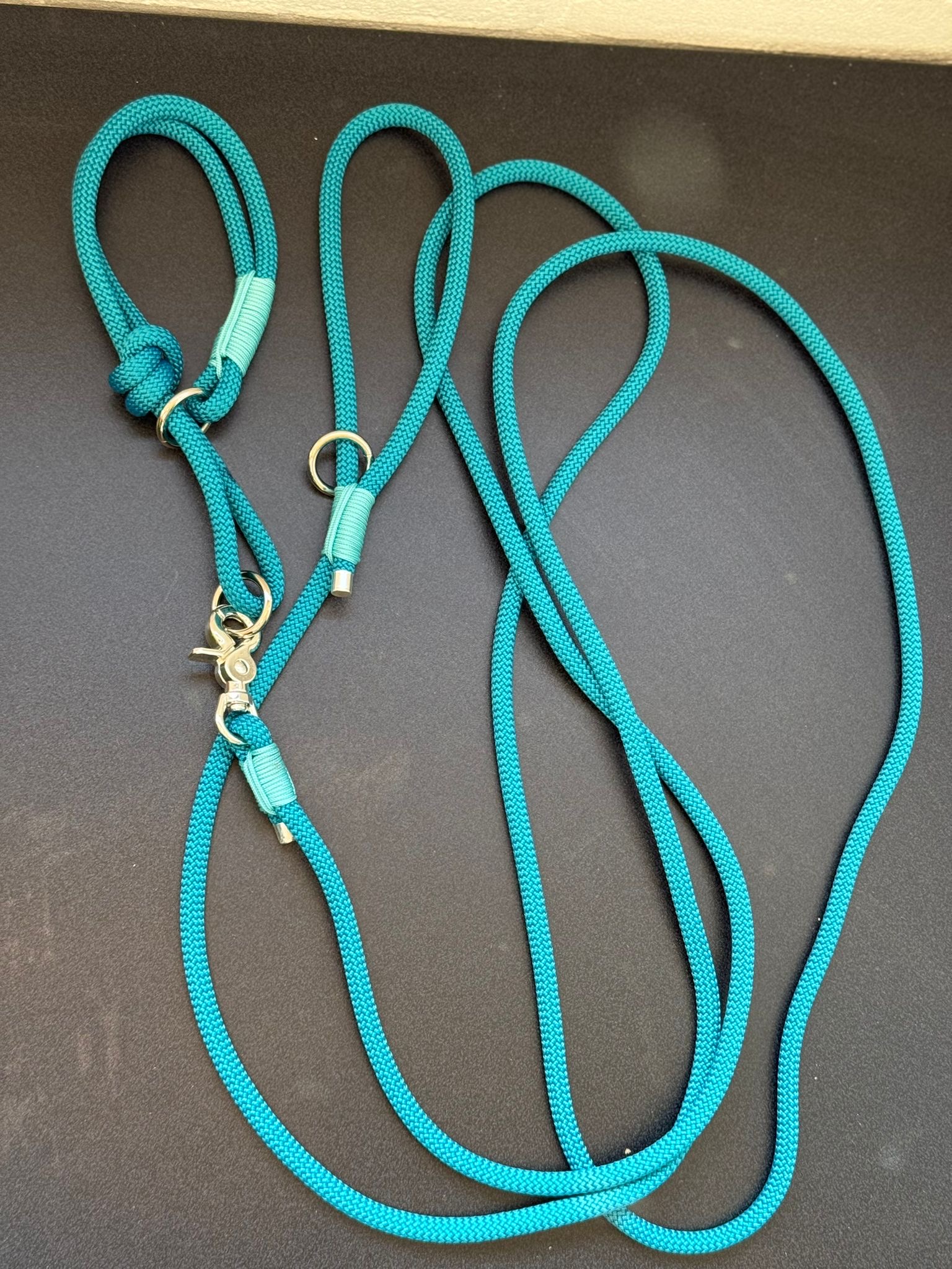 De tweede product foto voor Paracord halsband zilver/blauw/blauw