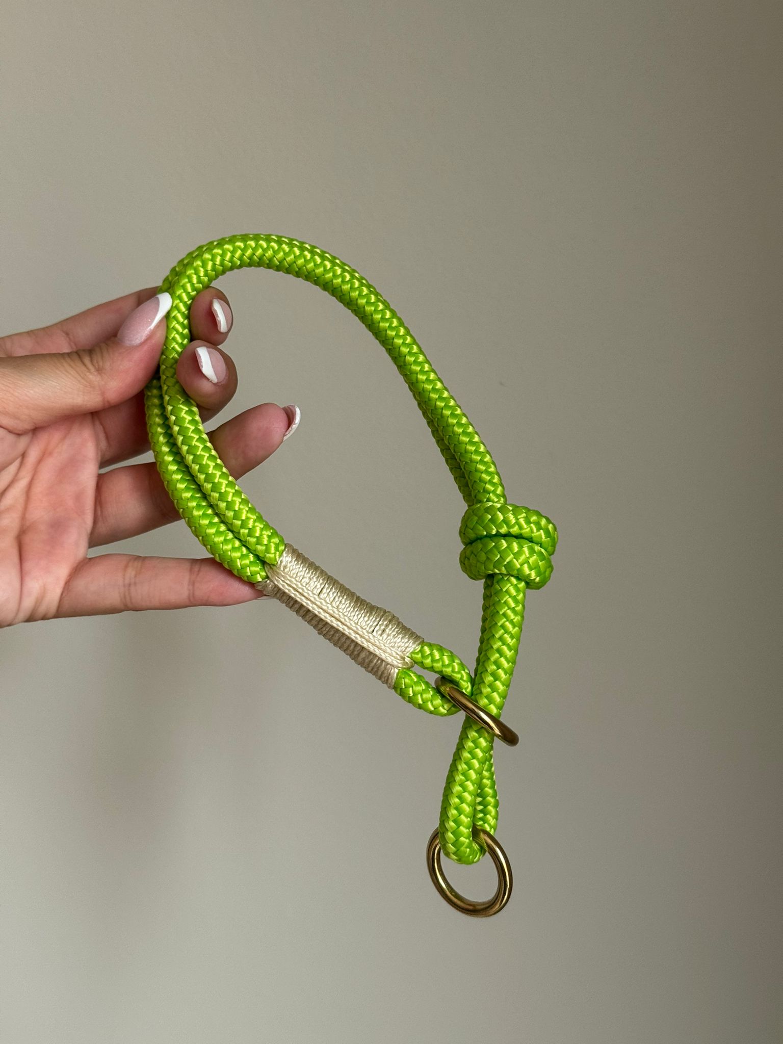 De vierde product foto voor Groen/ creme Paracord halsband