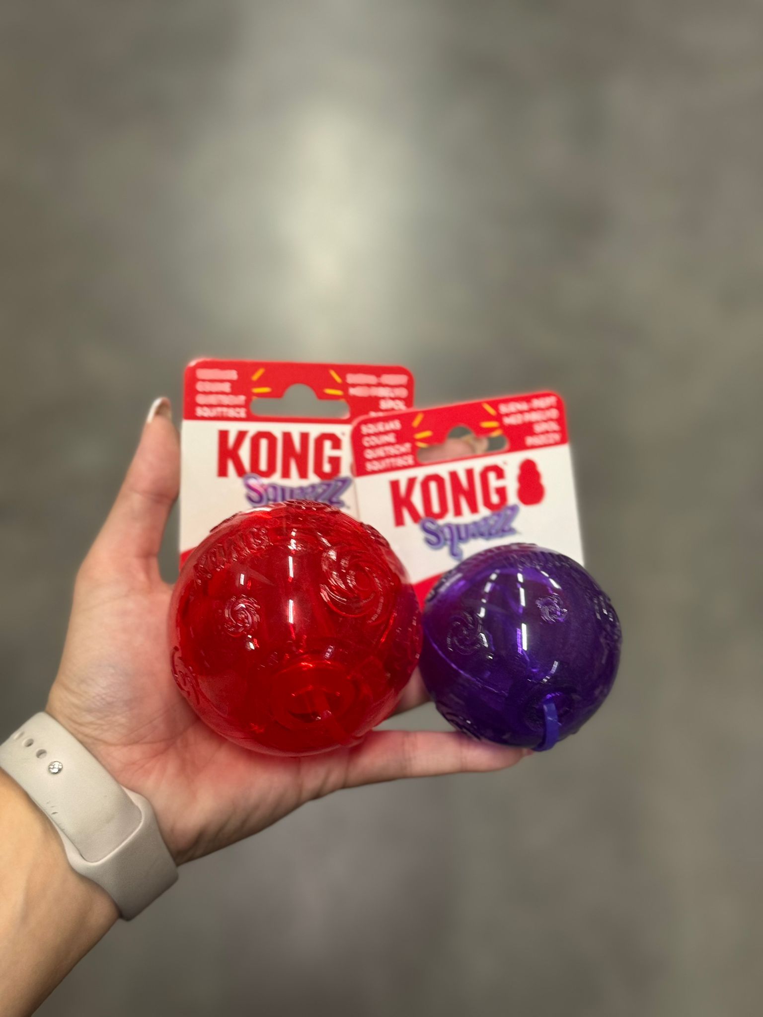De derde product foto voor Kong Squeezz bal
