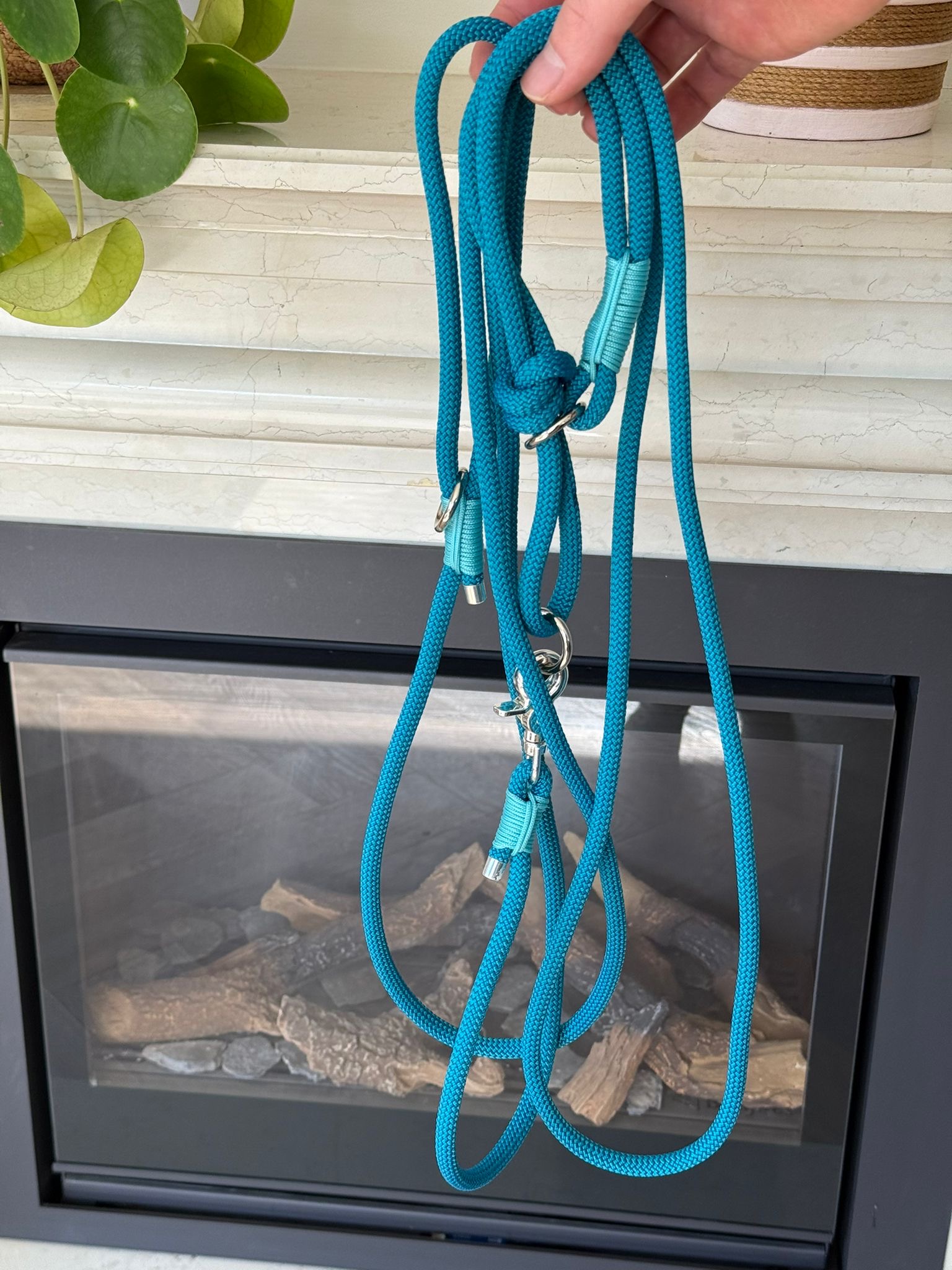De derde product foto voor Paracord halsband zilver/blauw/blauw